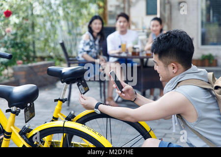 Vélos partagés de numérisation pour les jeunes Banque D'Images