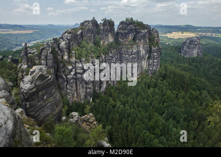 Schrammsteine des rochers près de Bad Schandau dans la Suisse saxonne (Sächsische Schweiz) en Saxe, Allemagne. Banque D'Images