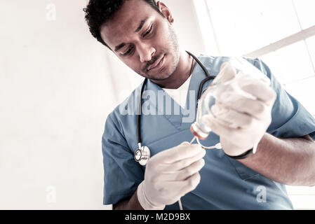 La préparation des travailleurs médicaux graves à l'hôpital au goutte-à-goutte Banque D'Images