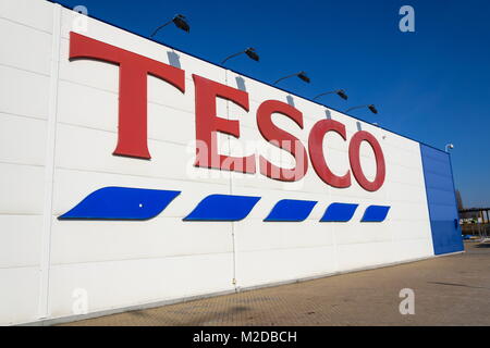 TABOR, RÉPUBLIQUE TCHÈQUE - 6 février 2018 : le logo de l'entreprise Tesco sur le bâtiment de supermarché le 6 février 2018 à Tabor, en République tchèque. Banque D'Images