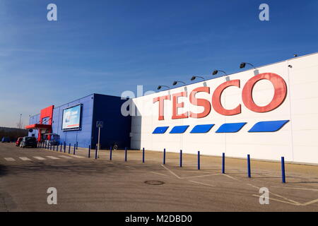 TABOR, RÉPUBLIQUE TCHÈQUE - 6 février 2018 : le logo de l'entreprise Tesco sur le bâtiment de supermarché le 6 février 2018 à Tabor, en République tchèque. Banque D'Images