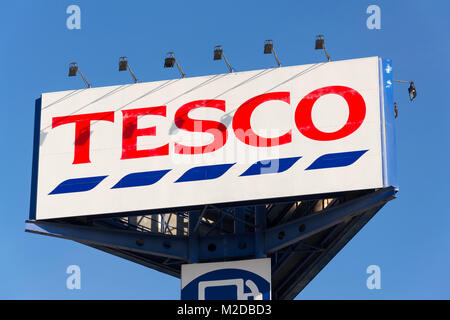 TABOR, RÉPUBLIQUE TCHÈQUE - 6 février 2018 : le logo de l'entreprise Tesco sur le bâtiment de supermarché le 6 février 2018 à Tabor, en République tchèque. Banque D'Images