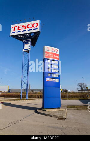 TABOR, RÉPUBLIQUE TCHÈQUE - 6 février 2018 : le logo de l'entreprise Tesco avec station d'essence en face de supermarché building le 6 février 2018 à Tabor, République Tchèque Banque D'Images