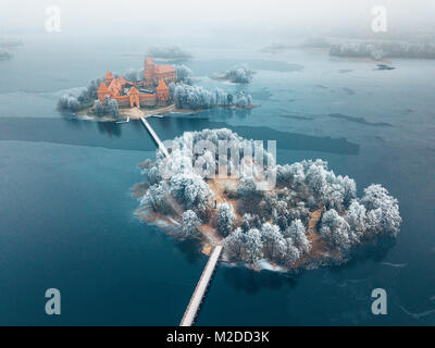 L'île de Trakai Castle, saison d'hiver, vue aérienne. Musée d'histoire. La lituanie en hiver Banque D'Images