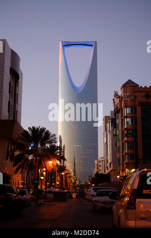 Tour d'Almamalaka à Riyad avec bleu Banque D'Images