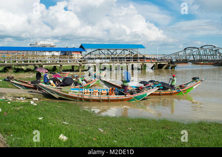 Un bateau arrivant à Botahtaung jetty, transportant passagers Birmans sur le fleuve Yangon. Brown, de l'eau de la rivière bateaux colorés, de l'eau transports, Birmanie Banque D'Images