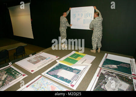 Les membres de la 86e Division de la formation, définit affiche qui sera utilisé dans l'articulation du Bureau des visiteurs dans le bâtiment 220 le 20 avril 2015, pour des exercices de Fort McCoy, au Wisconsin (É.-U. Army Banque D'Images