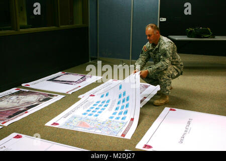 Un membre de la 86e Division de la formation, définit affiche qui sera utilisé dans l'articulation du Bureau des visiteurs dans le bâtiment 220 le 20 avril 2015, pour des exercices de Fort McCoy, au Wisconsin (É.-U. Army Banque D'Images