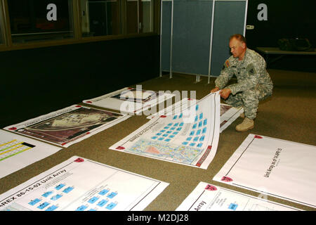 Les membres de la 86e Division de la formation, définit affiche qui sera utilisé dans l'articulation du Bureau des visiteurs dans le bâtiment 220 le 20 avril 2015, pour des exercices de Fort McCoy, au Wisconsin (É.-U. Army Banque D'Images