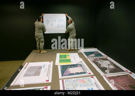 Les membres de la 86e Division de la formation, définit affiche qui sera utilisé dans l'articulation du Bureau des visiteurs dans le bâtiment 220 le 20 avril 2015, pour des exercices de Fort McCoy, au Wisconsin (É.-U. Army Banque D'Images