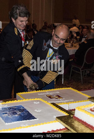 Le brigadier de l'armée américaine. Le général Deborah L. Kotulich (à gauche), général commandant, Commandement de soutien (143d), expéditionnaire et U.S. Army Command Sgt. Le Major Carlos O. Lopes, sergent-major de commandement, 143d'ESC, une tranche de gâteau avec un sabre de cérémonie au cours de la le général Francisco A. Victoire Espaillat balle au Rosen Shingle Creek Resort à Orlando, Floride, 16 décembre 2017. Déjà surnommé le Lieutenant-général (retraité) Jack C. Stultz, balle militaire, et l'Stultz 143d'équipe commande ESC a décidé de renommer la balle en l'honneur de Independencia, ancien commandant général ESC 143d qui est décédé le 8 avril pendant leur affectation comme genres Banque D'Images