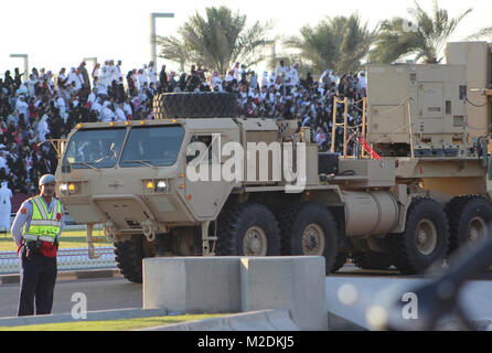 Le 2e Bataillon du 43e d'artillerie de défense aérienne "guerriers" Régiment, 11e Brigade d'artillerie de défense aérienne, a participé à la Qatar National Day Parade offrant un lanceur Patriot conduit par des soldats du guerrier 18 Déc., 2017, à Doha, au Qatar. (U.S. Army Banque D'Images