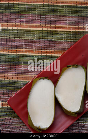 Tetu Le Bugisnese Gateau Gateau Traditionnel Indonesien Faits De Farine De Ble Contenant Du Liquide Du Sucre Brun Et De La Vapeur Dans Des Feuilles De Pandan Photo Stock Alamy