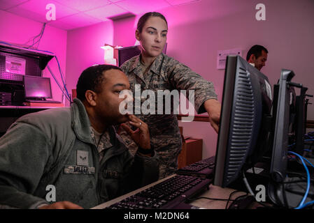 Rimer ou ramer Miller Navigant de première classe et d'un membre de la 1re classe Amanda Bouton, 707e Escadron des communications techniciens système client, mettre à jour des logiciels pour les ordinateurs qui seront utilisés sur les réseaux de l'Armée de l'air le 9 janvier 2018 à Fort George G. Meade, Maryland. Le 707e CS, aligné sous la 70e Renseignement, Surveillance et Reconnaissance Wing, prend en charge plus de 5 700 membres du personnel international et 57 missions de l'Agence de sécurité nationale avec leurs 230 'Thunder Guerriers.' (U.S. Air Force Banque D'Images