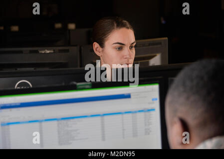 Bouton Amanda Navigant de première classe, 707e Escadron des communications, technicien système client lit les questions de l'utilisateur et crée un bon de travail 8 Janvier 2018 billets, au Fort George G. Meade, Maryland. Le 707e CS, aligné sous la 70e Renseignement, Surveillance et Reconnaissance Wing, prend en charge plus de 5 700 membres du personnel international et 57 missions de l'Agence de sécurité nationale avec leurs 230 'Thunder Guerriers.' (U.S. Air Force Banque D'Images