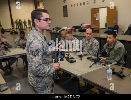 Le sergent de l'US Air Force. Cody Reynolds, instructeur d'armes de combat affecté à la 97e Escadron des Forces de sécurité, donne des aviateurs de l'Assemblée générale d'armes nucléaires, le 10 janvier 2018, à la base de la Force aérienne Altus, Okla. Plus de 100 membres d'Altus AFB ont reçu une formation à l'aide d'auto-soins, les compétences d'armes buddy et chimique, biologique, radiologique et nucléaire Défense au cours de la capacité à survivre et à l'exploitation (ATSO) Rodeo. (U.S. Air Force Banque D'Images