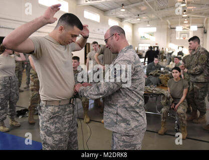 Le capitaine Benjamin Nemec, commandant de la Garde nationale d'armée du Wyoming's 133e compagnie du génie, mène de l'avant que le premier soldat à avoir assommé avec un Taser, 27 janvier 2018, par des membres de la Garde nationale aérienne du Wyoming's 153e Escadron des Forces de sécurité qui a effectué une formation de certification pour la Force de réaction de la Garde nationale, un droit supplémentaire affecté à l'unité Nemec. L'application des clips est Tech. Le Sgt. Danny Simonson, affecté à la 153e FS. Army National Guard (Wyoming Banque D'Images