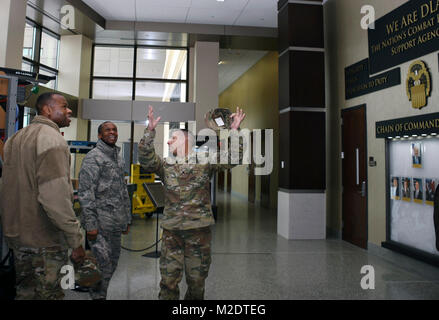 Le brigadier de l'armée. Le général John S. Laskodi, général commandant, DLA Distribution, se félicite Air Force Gen. Darren W. McDew, commander, U.S. Transportation Command et les membres de son équipe, y compris le colonel James Smith, USA au nouveau siège Distribution DLA 30 janvier. Laskodi met en lumière le nouveau lobby affiche et le plan de la suspension d'un drone depuis le plafond pour mettre l'accent sur la modernisation de la distribution d'efforts. ( Banque D'Images