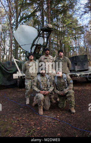 Les soldats de l'Armée américaine affecté à la Compagnie Charlie, 44e Bataillon, 2e signal expéditionnaire Signal Théâtre Brigade, posent pour une photo lors de l'exercice Allied Esprit VIII, le 31 janvier, 2018 dans le domaine de formation, Allemagne Hohenfels. Les soldats l'exploitation d'un poste de commandement et de communications de nœud réseau de soutien pour la 12e Brigade mécanisée de la Pologne, le général de brigade multinationale pour l'exercice. (U.S. Army Banque D'Images