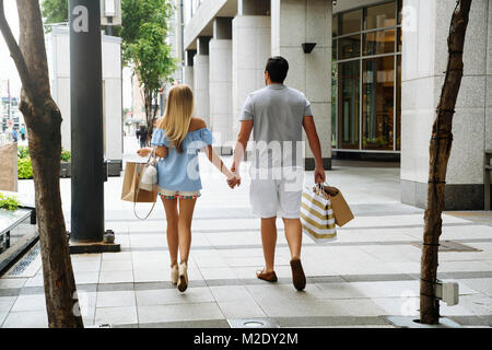 Caucasian woman carrying shopping bags in city Banque D'Images