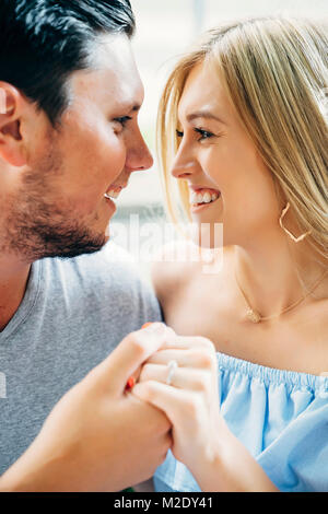 Smiling Caucasian couple holding hands Banque D'Images