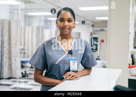 Portrait of smiling African American nurse in hospital Banque D'Images