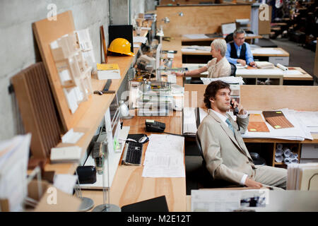 Les personnes travaillant dans l'entreprise de bureau actif Banque D'Images