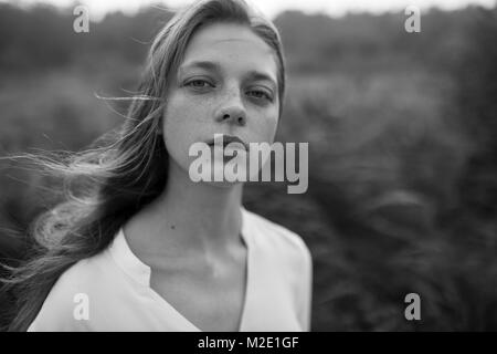 Close up de vent qui souffle de cheveux Caucasian woman Banque D'Images