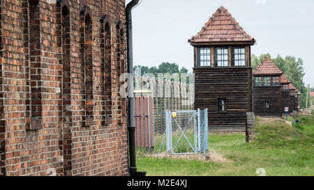 Tours de guet et clôture, le Camp de concentration de Birkenau, Pologne Banque D'Images