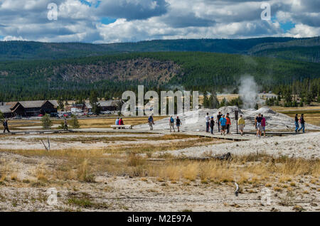 Les visiteurs à la suite de la promenade dans la région de geyser Basin près du Geyser Lion Groupe. Le Parc National de Yellowstone, Wyoming, USA Banque D'Images