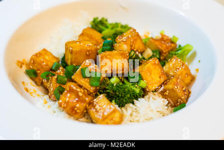 Miel de chili tofu avec du riz et brocoli Banque D'Images