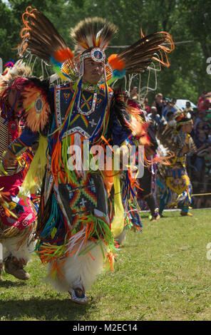 Native Dancer pow wow en costume traditionnel, First Nations performance au Canada Day Banque D'Images