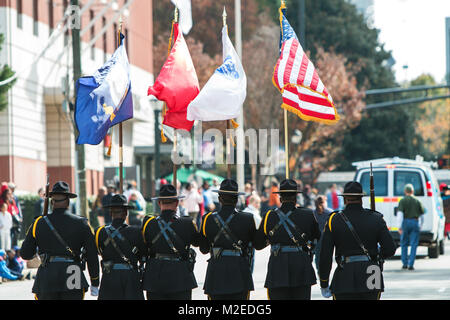Garde une couleur de six hommes en uniforme présente les couleurs tout en marchant dans le défilé des anciens combattants de la Géorgie le 11 novembre 2017 à Atlanta, GA. Banque D'Images