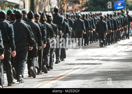 Des dizaines de militaires de l'école secondaire marche cadets d'aide aux vétérans au Georgia Veterans Day Parade le 11 novembre 2017 à Atlanta, GA. Banque D'Images