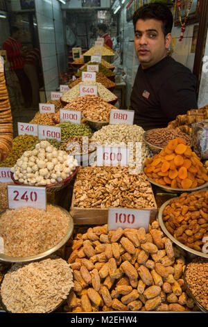 Noix et fruits séchés en vente dans le Khari Baoli Spice Market, Old Delhi, Inde Banque D'Images