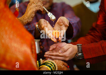 Rituel traditionnel de mariage hindou où l'eau est faite à l'écoulement des mains de mariée et le marié avec le père de la mariée Banque D'Images