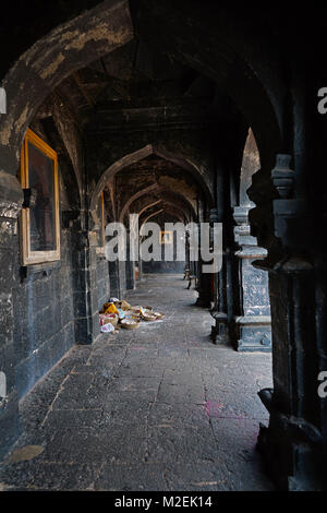 Aundh temple, Satara, Maharashtra, Inde. Temple construit en style vernaculaire et matériaux locaux comme le basalte noir offre un haut mur environnant Banque D'Images