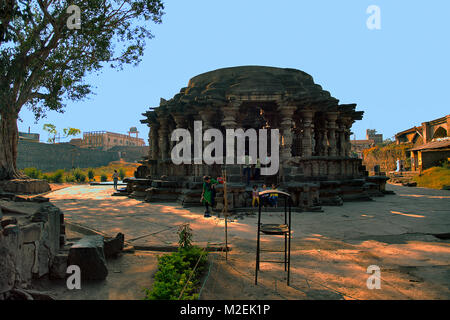 Vue avant du Seigneur Shiva temple construit par le roi Gandaraditya Shilahara et ses successeurs au 12e siècle. Les sculptures extérieures avec vue imprenable Banque D'Images