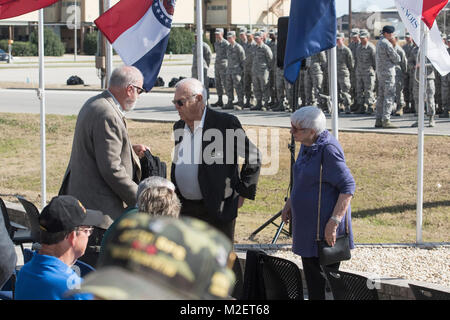 Anciens combattants Survivants qui ont fait partie de l'Offensive du Têt (janv. 31, 1968) et leurs proches réunis pour une cérémonie de commémoration et la présentation de la Croix de combat pour les forces de sécurité au Musée Joint Base San Antonio Lackland-, au Texas le 31 janvier 2018. Orateur invité Col Bernie DeNisio (Police de sécurité à la retraite), Silver Star destinataire a parlé sur les événements de cette opération et comment il a changé le cours de l'histoire. (U.S. Air Force Banque D'Images