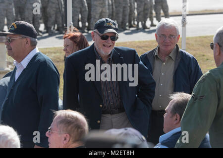 Anciens combattants Survivants qui ont fait partie de l'Offensive du Têt (janv. 31, 1968) et leurs proches réunis pour une cérémonie de commémoration et la présentation de la Croix de combat pour les forces de sécurité au Musée Joint Base San Antonio Lackland-, au Texas le 31 janvier 2018. Orateur invité Col Bernie DeNisio (Police de sécurité à la retraite), Silver Star destinataire a parlé sur les événements de cette opération et comment il a changé le cours de l'histoire. (U.S. Air Force Banque D'Images