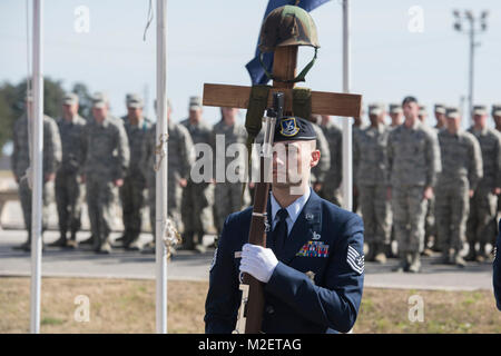 Anciens combattants Survivants qui ont fait partie de l'Offensive du Têt (janv. 31, 1968) et leurs proches réunis pour une cérémonie de commémoration et la présentation de la Croix de combat pour les forces de sécurité au Musée Joint Base San Antonio Lackland-, au Texas le 31 janvier 2018. Orateur invité Col Bernie DeNisio (Police de sécurité à la retraite), Silver Star destinataire a parlé sur les événements de cette opération et comment il a changé le cours de l'histoire. (U.S. Air Force Banque D'Images