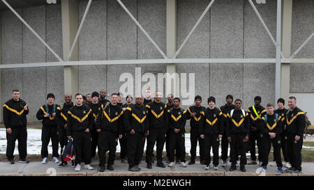 10e division de montagne se tiennent à l'extérieur des soldats Carrier Dome à la Syracuse University avant d'assister à un événement de sensibilisation communautaire à la Carmelo Anthony K. Basket-ball Centre. Banque D'Images