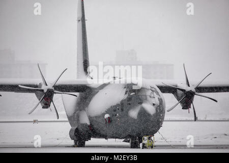 Un C-130J Super Hercules est situé sur l'aire à Yokota Air Base, Japon, le 2 février 2018. La dernière explosion hiver est venu à moins de deux semaines après l'Yokota a été frappé par le plus lourd tombe dans quatre ans quand 12,5 pouces de neige sont tombés sur la base, entre 22 et 23 janvier. (U.S. Air Force Banque D'Images