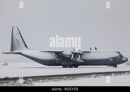 Un C-130J Super Hercules est situé sur l'aire à Yokota Air Base, Japon, le 2 février 2018. La dernière explosion hiver est venu à moins de deux semaines après l'Yokota a été frappé par le plus lourd tombe dans quatre ans quand 12,5 pouces de neige sont tombés sur la base, entre 22 et 23 janvier. (U.S. Air Force Banque D'Images