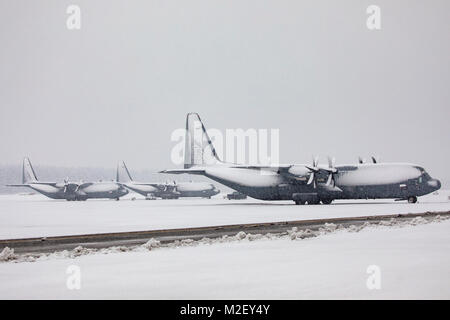 La neige C-130J Super Hercules' s'asseoir sur la piste à Yokota Air Base, Japon, le 2 février 2018. La dernière explosion hiver est venu à moins de deux semaines après l'Yokota a été frappé par le plus lourd tombe dans quatre ans quand 12,5 pouces de neige sont tombés sur la base, entre 22 et 23 janvier. (U.S. Air Force Banque D'Images