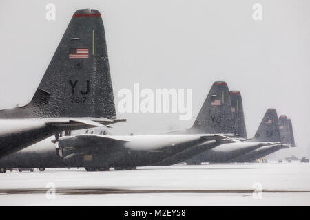 La neige C-130J Super Hercules' s'asseoir sur la piste à Yokota Air Base, Japon, le 2 février 2018. La dernière explosion hiver est venu à moins de deux semaines après l'Yokota a été frappé par le plus lourd tombe dans quatre ans quand 12,5 pouces de neige sont tombés sur la base, entre 22 et 23 janvier. (U.S. Air Force Banque D'Images