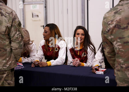 Redskins de Washington de meneurs de signer des autographes pour les soldats de l'armée américaine pour le 52e Super Bowl au cours de la célébration du 58ème Divertissement Forces armées Tour d'appréciation militaire à la 7ème commande d'entraînement de l'armée, de formation du Hohenfels Hohenfels, Allemagne, le 5 février 2018. (U.S. Army Banque D'Images