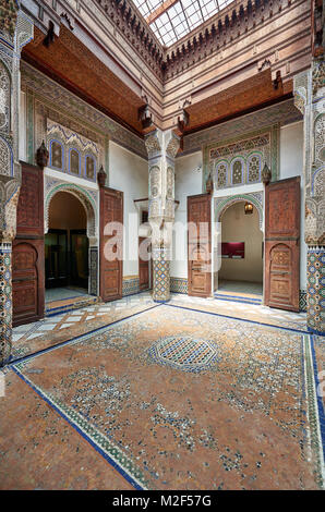 Tourné à l'intérieur de la superbe architecture mauresque et dans l'intérieur du Musée Dar jamai, Meknès, Maroc, Afrique Banque D'Images