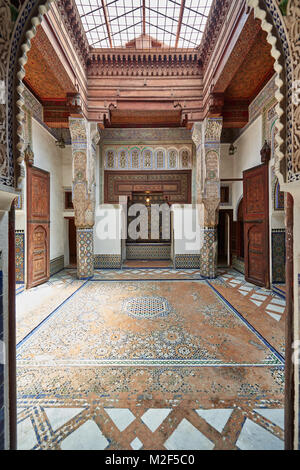 Tourné à l'intérieur de la superbe architecture mauresque et dans l'intérieur du Musée Dar jamai, Meknès, Maroc, Afrique Banque D'Images