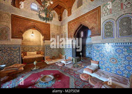 Tourné à l'intérieur de la superbe architecture mauresque et dans l'intérieur du Musée Dar jamai, Meknès, Maroc, Afrique Banque D'Images